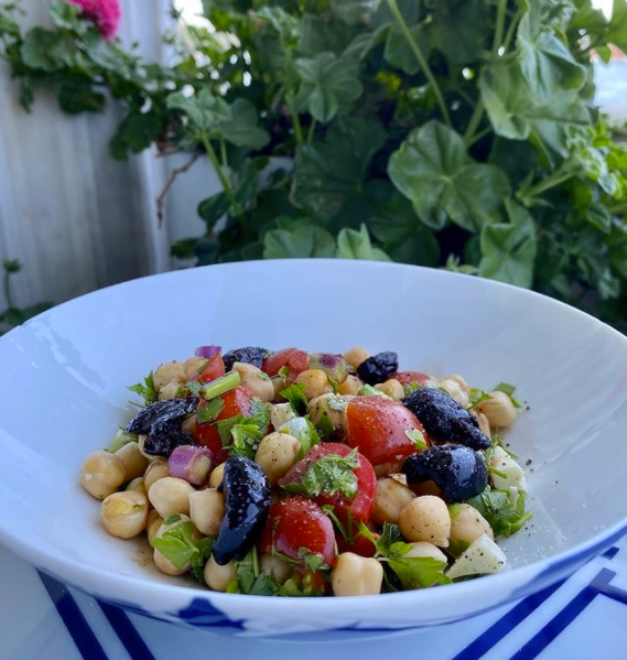 Nohutlu Akdeniz Salatası