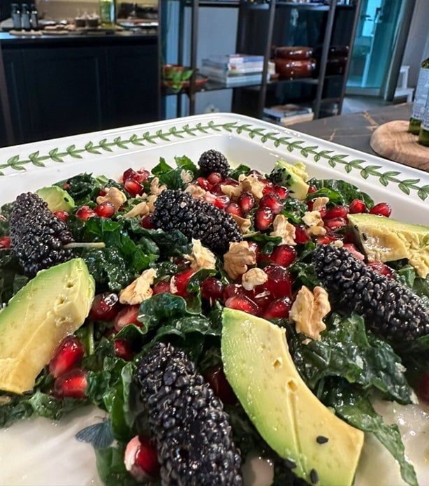 Kırmızı Meyveli Kale Salatası